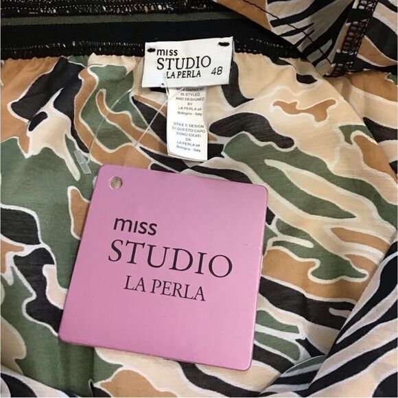 LaPerla Miss Studio Camouflage
V-Neck Night Gown New With Tag
Size 12 - Picture 7 of 10